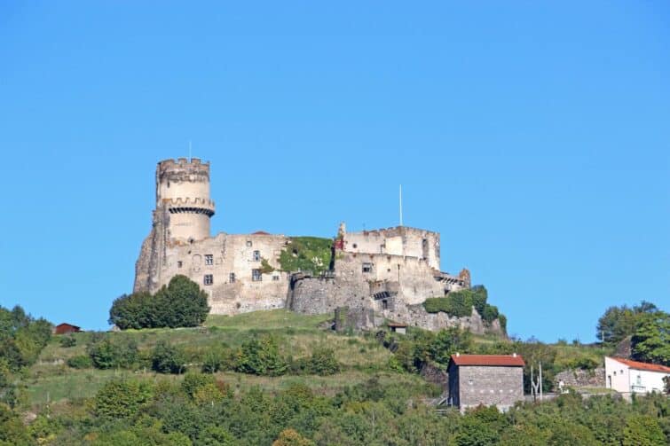 Château de Tournoël perché sur sa colline