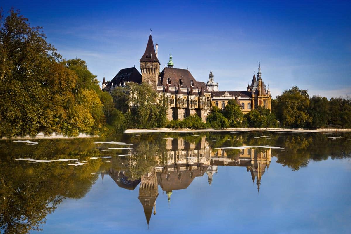 Château de Vajdahunyad vu depuis l'eau