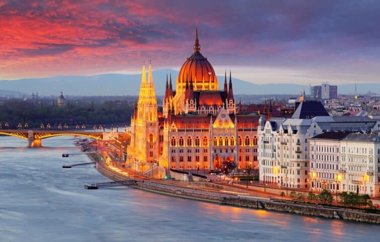 Coucher de soleil à Budapest et vue sur le Parlement