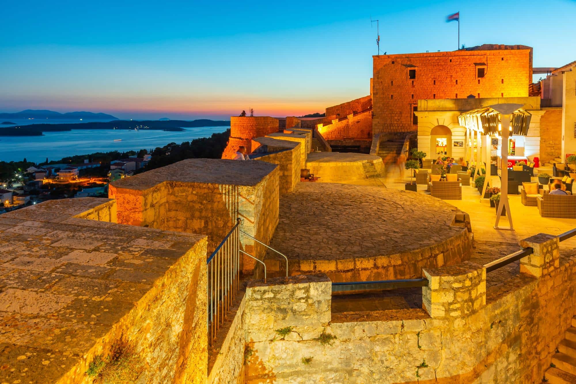 Coucher de soleil à la forteresse espagnole sur l'île de Hvar en Croatie
