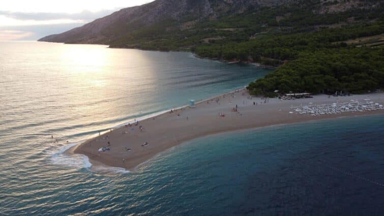 Coucher de soleil à la plage de Zlatni Rat sur l'île de Brač en Croatie