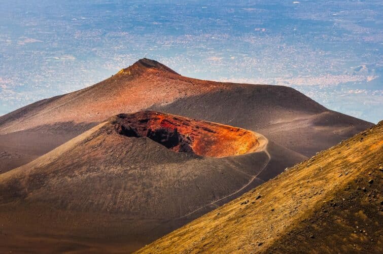 Cratère coloré du volcan de l'Etna avec Catane au fond, Sicile, Italie