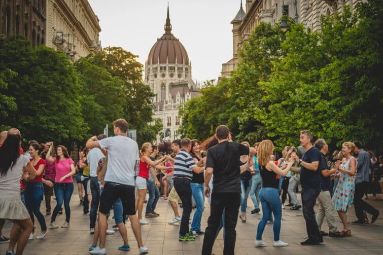 Danses dans la rue à Budapest
