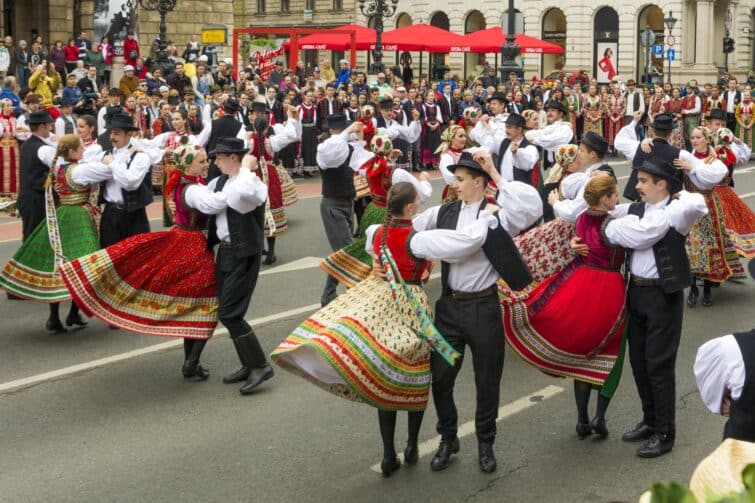 Danseurs traditionnels dans les rues de Budapest