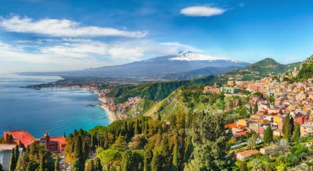 Eaux bleues près de Taormine et du mont du volcan de l'Etna, Sicile, Italie