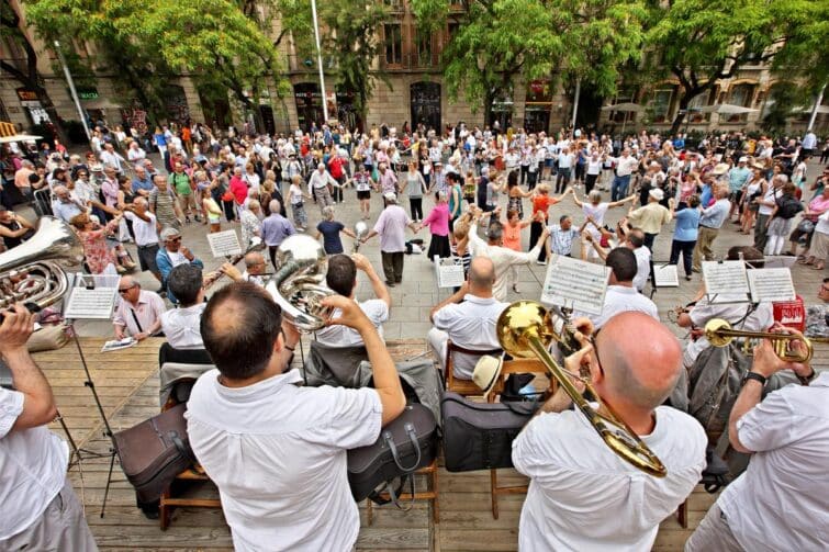 Fanfare et danseurs de sardane à Barcelone