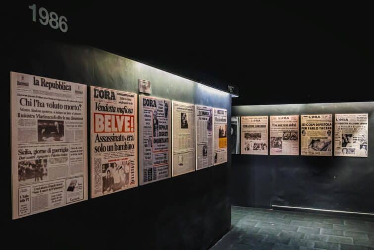 Gros titres sur la mafia au Musée de la mafia dans la ville de Salemi, Sicile, Italie