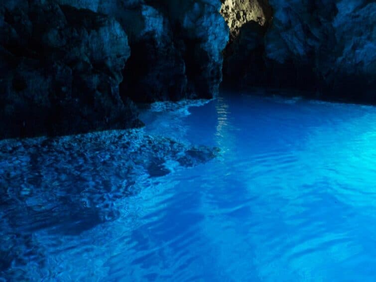 Intérieur de la grotte bleue de Biševo
