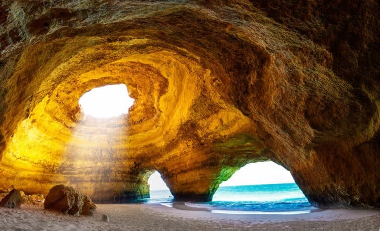 Intérieur de la grotte de Benagil, Algarve, Portugal