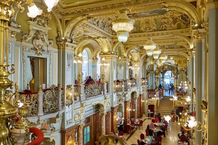 Intérieur du Café New York à Budapest en Hongrie