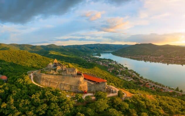 Le Château de Visegrád sur sa colline surplombant le Danube