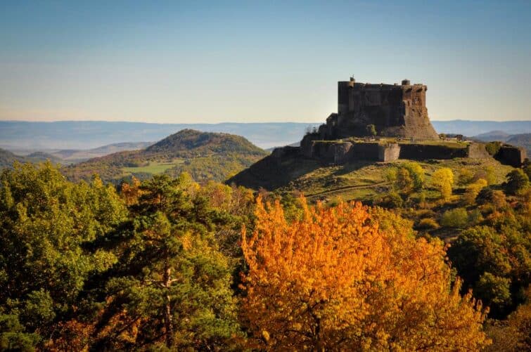 Le château de Murol perché sur sa colline en Auvergne