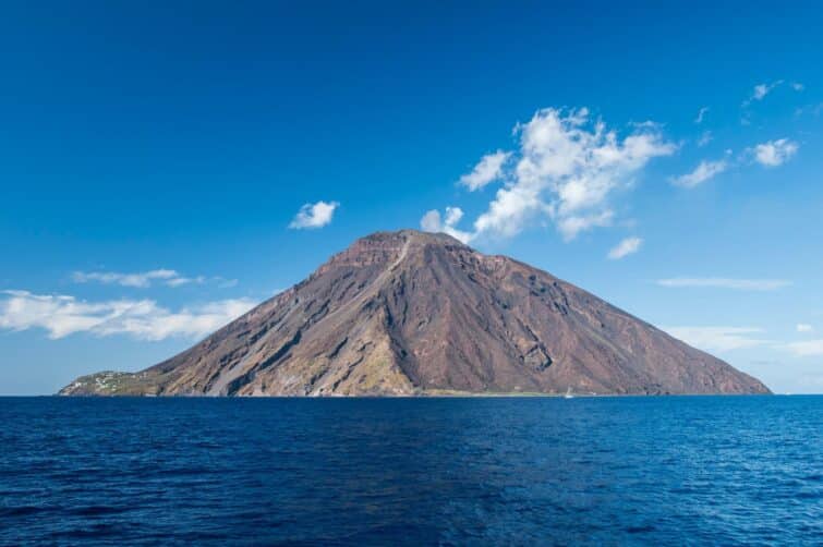 L'île volcanique de Stromboli vue depuis la mer, îles Éoliennes, Sicile, Italie