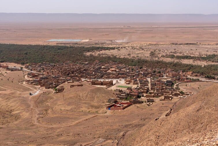 Magnifique vue panoramique d'Amezrou depuis le mont Zagora jusqu'à la vallée de Draa, Maroc