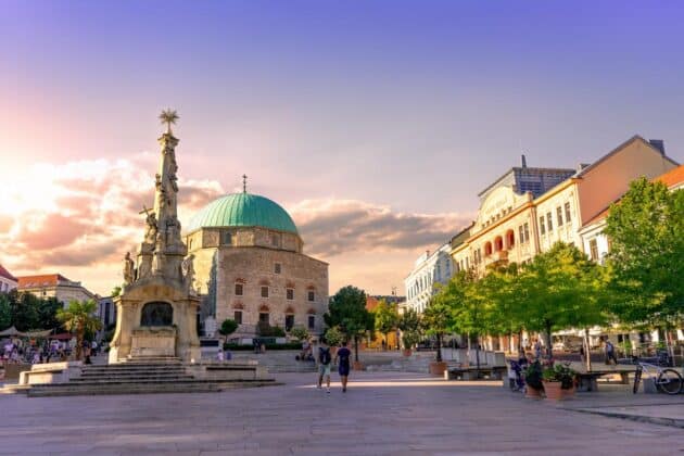 Place principale de Pécs en Hongrie