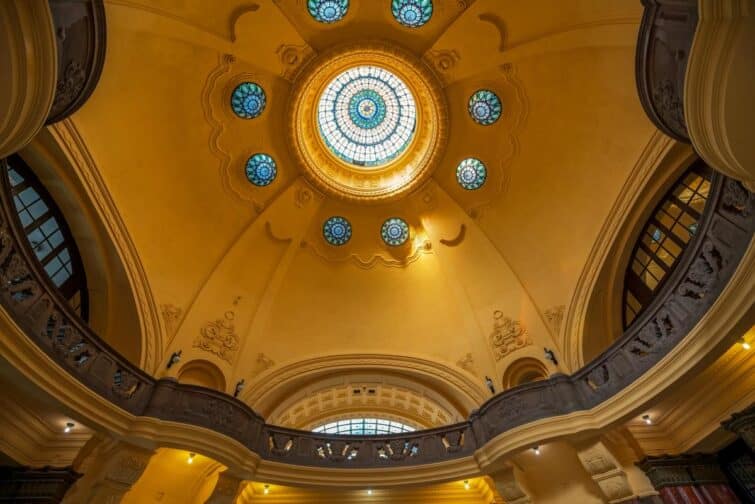 Plafond Art Nouveau des bains Gellért à Budapest