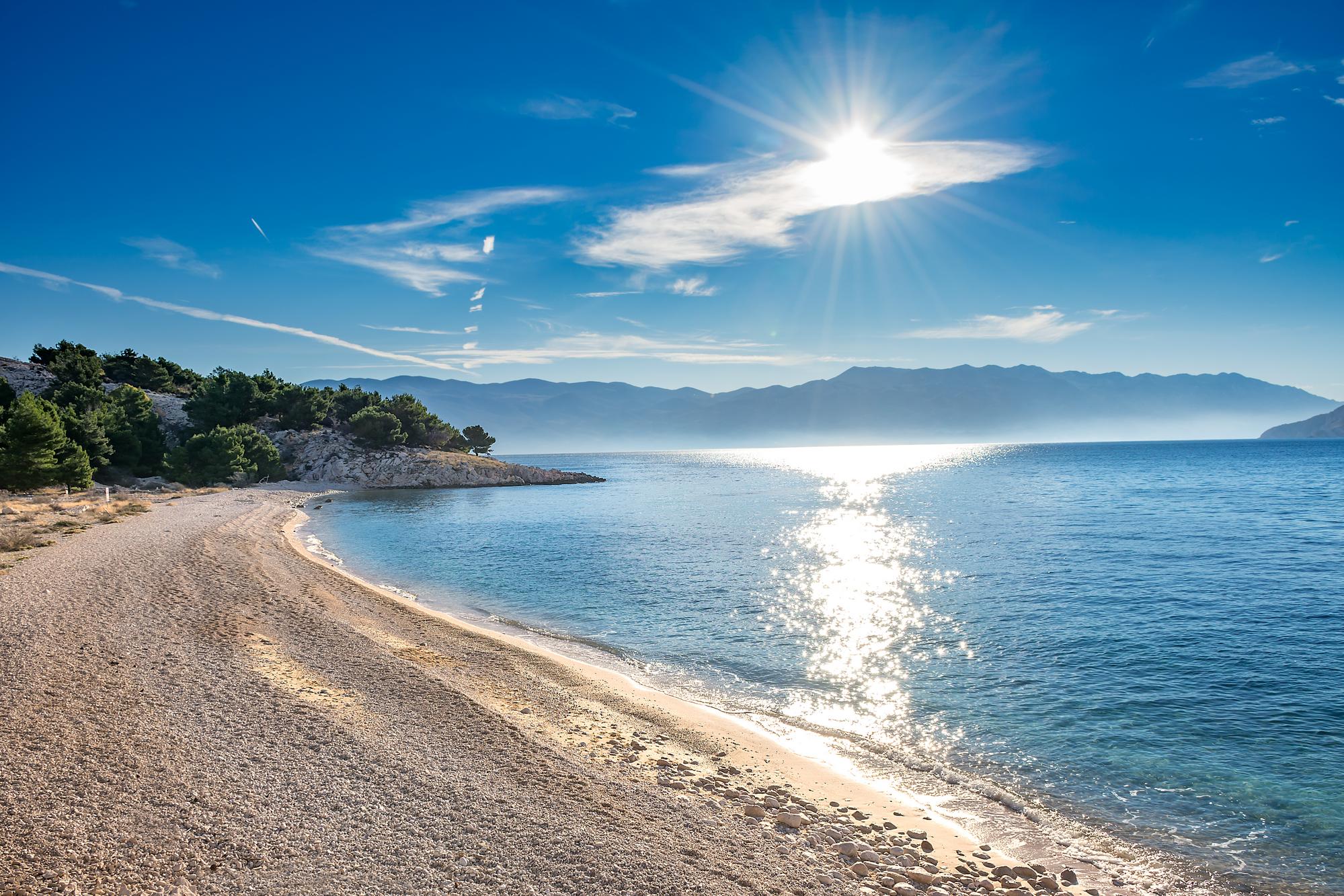 Plage de Baška sur l'île de Krk en Croatie