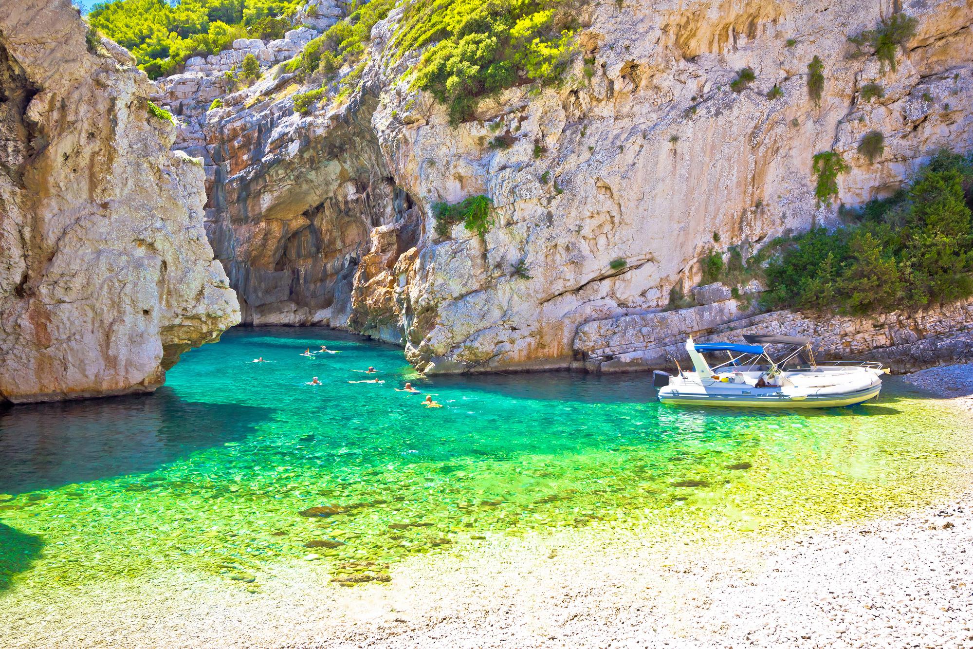 Plage de Stiniva sur l'île de Vis en Croatie