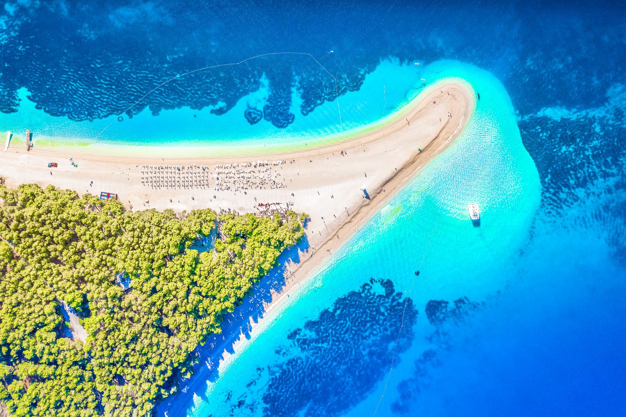 Plage de Zlatni Rat sur l'île de Brač en Croatie