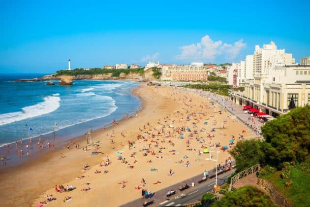 Plage familiale de Biarritz où surfer