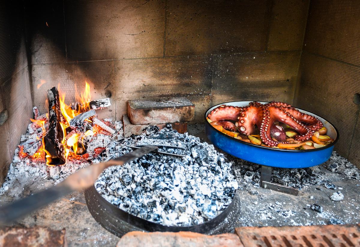 Préparation de la Peka, cuisson traditionnelle croate
