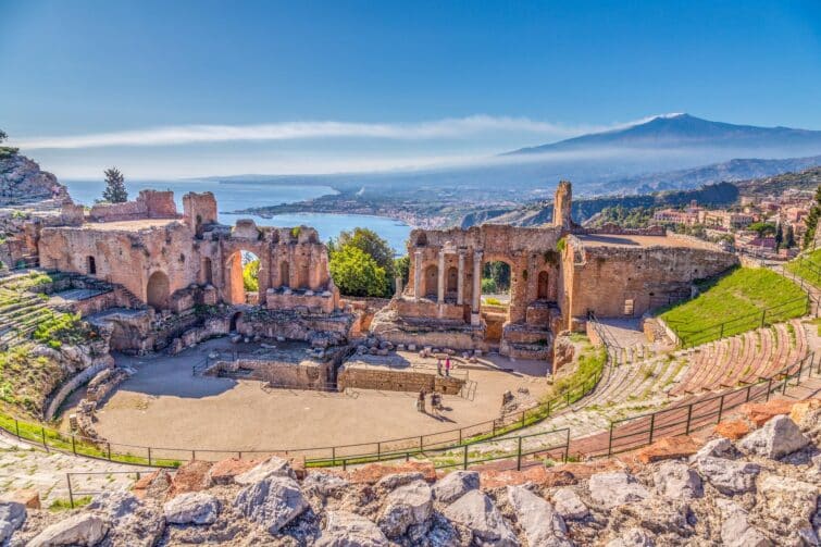 Ruines de l'ancien théâtre grec à Taormina avec l'Etna au fond, Sicile, Italie