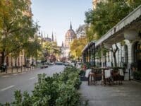 Terrasse d'un café dans une rue de Budapest avec vue sur le Parlement