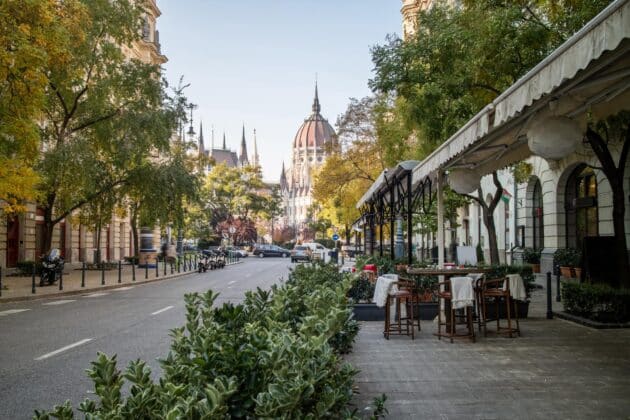 Terrasse d'un café dans une rue de Budapest avec vue sur le Parlement