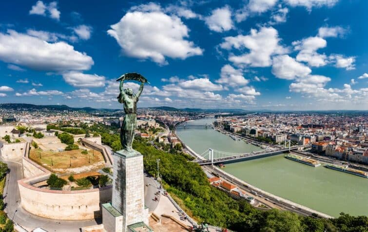 Une vue aérienne sur la Citadelle et le Mémorial de la Liberté de Budapest