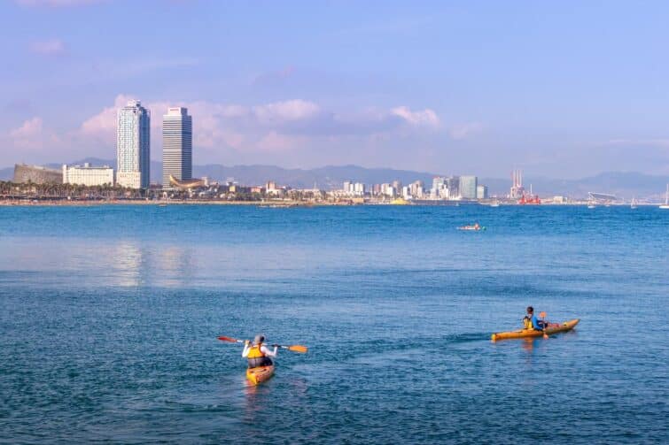 Vacanciers en kayak sur le littoral de Barcelone