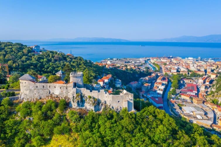 Vue aérienne de Rijeka avec la forteresse de Trsat