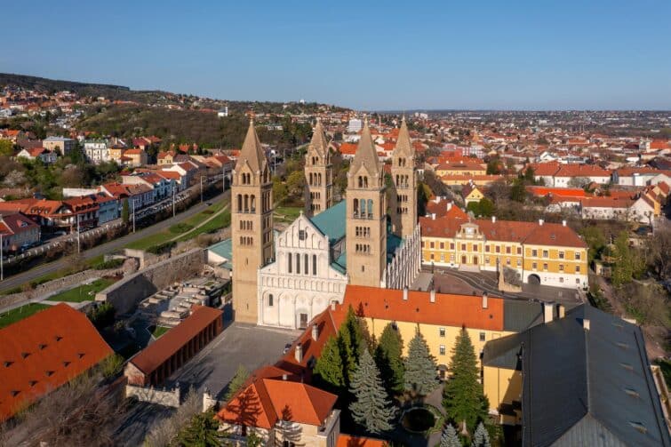 Vue aérienne de la vielle ville et de la basilique de Pécs