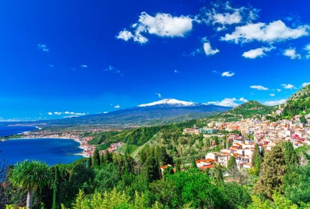 Vue panoramique sur Taormine avec l'Etna au fond, Sicile, Italie