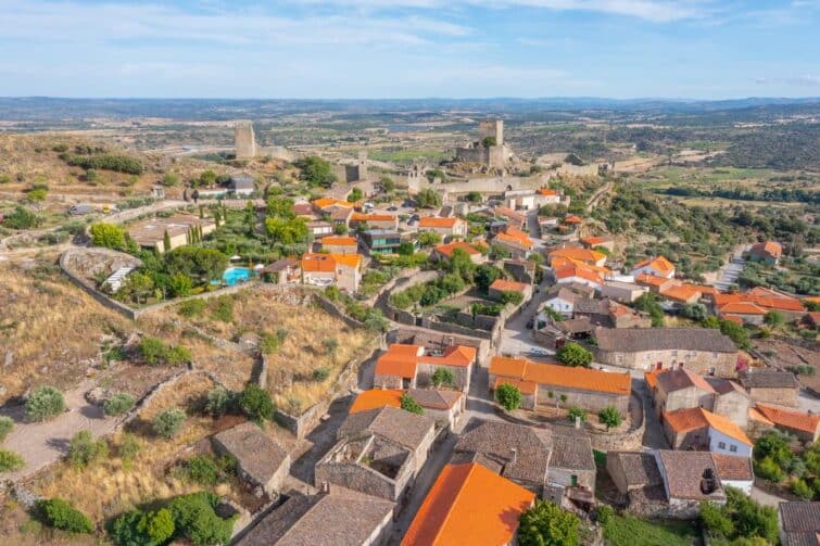 Vue sur Marialva et son château au Portugal