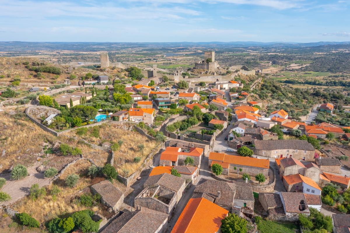 Vue sur Marialva et son château au Portugal