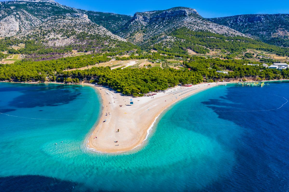 Vue sur la plage de Zlatni Rat qui s'avance dans la mer