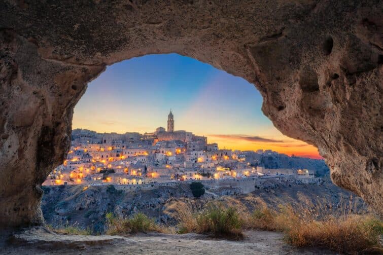 Veduta della città medievale di Matera al tramonto