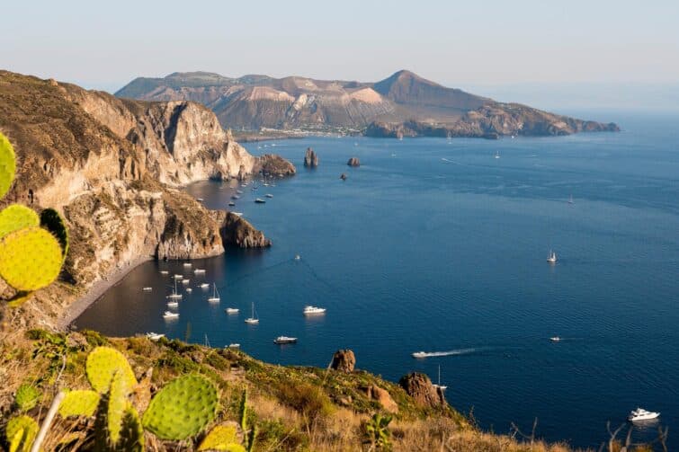 Vue sur les Îles Eoliennes et le volcan Vulcano, Sicile, Italie