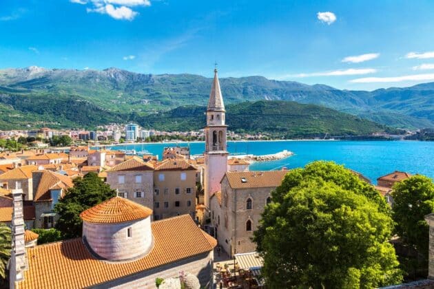 Vue sur les toits de la vieille ville de Budva