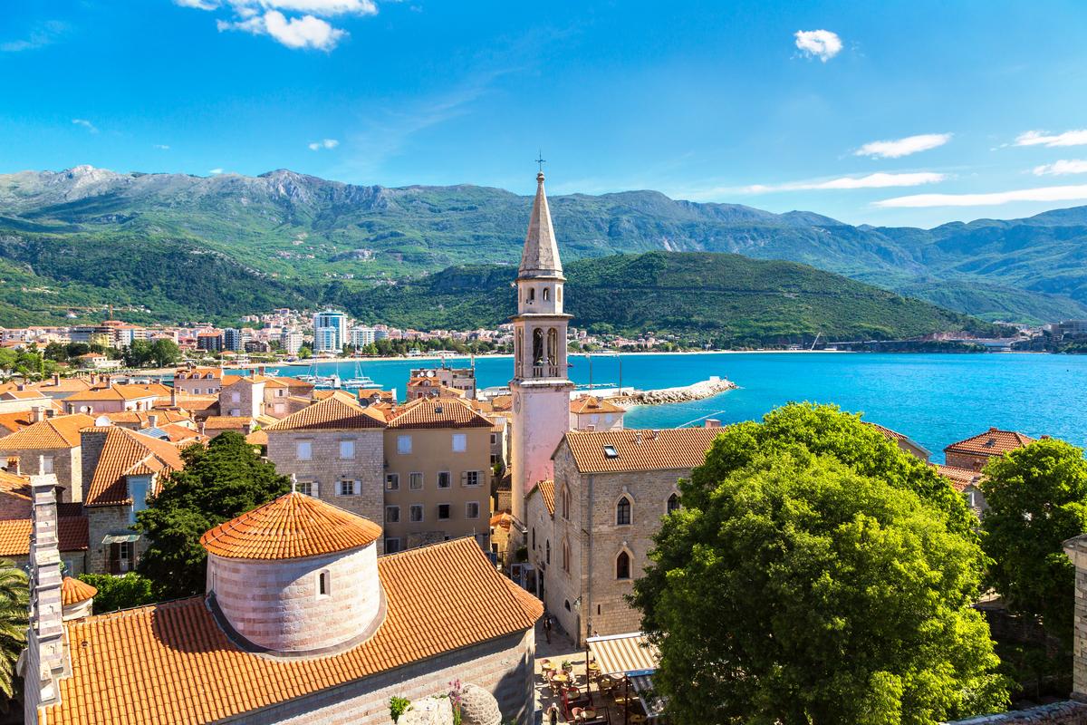 Vue sur les toits de la vieille ville de Budva