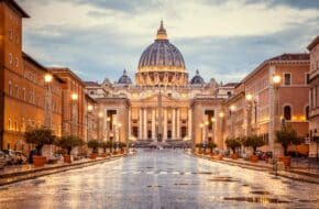 basilique Saint-Pierre en soirée depuis la Via della Conciliazione à Rome, Italie