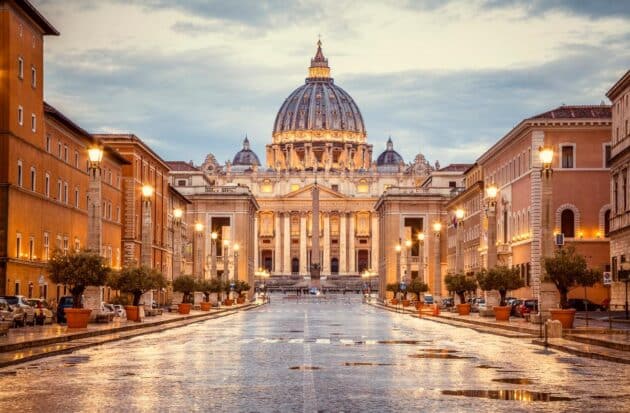 basilique Saint-Pierre en soirée depuis la Via della Conciliazione à Rome, Italie