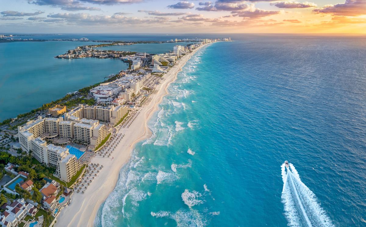 côte de Cancun au coucher de soleil
