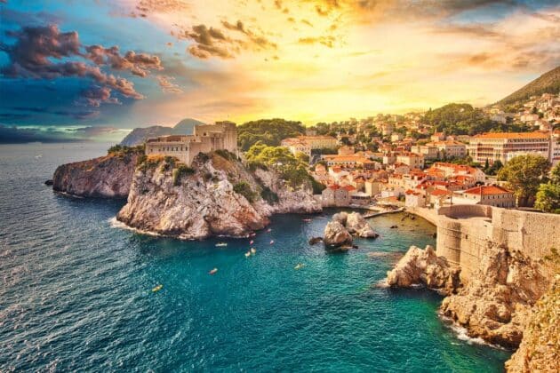 coucher de soleil sur ville historique Dubrovnik en Croatie