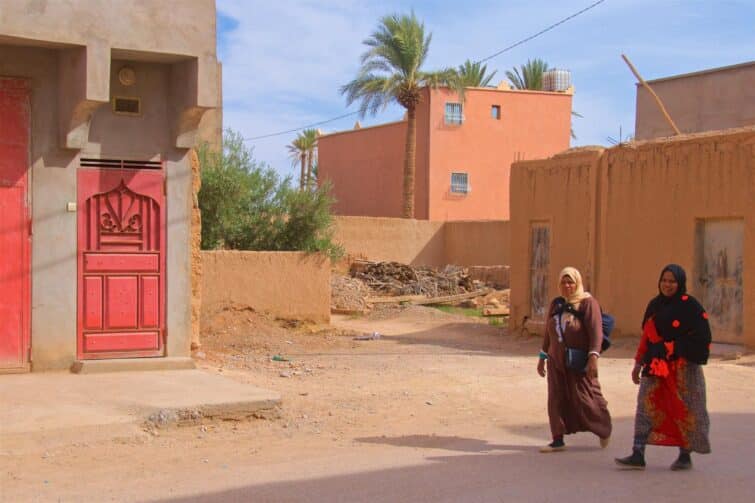 femmes marchant dans les rues de Tinejdad, Maroc