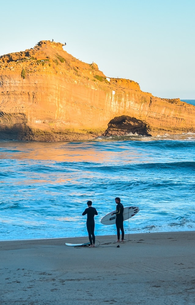 Guide de surf à Biarritz avec vue sur la plage