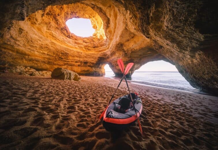kayak à l'intérieur de la grotte de Benagil