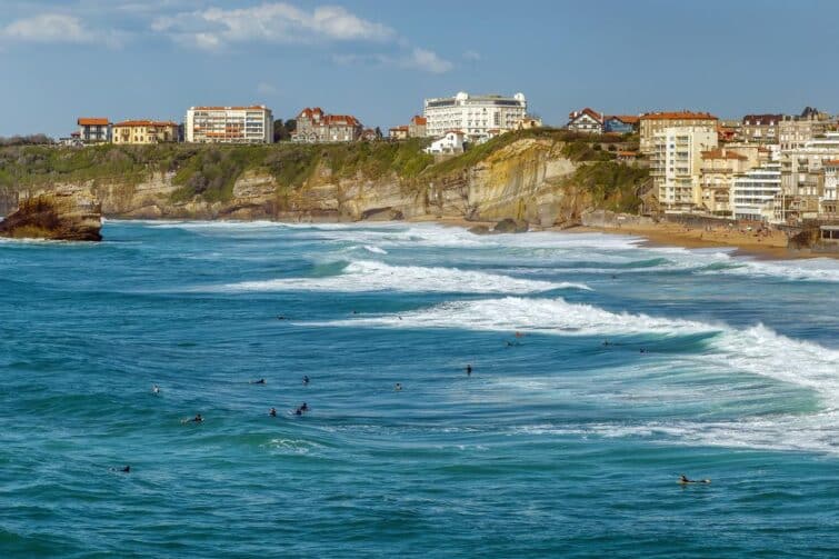 plusieurs surfeurs dans l’océan à biarritz