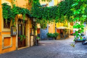 rue pittoresque à Trastevere à Rome, Italie