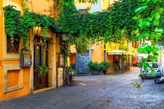 rue pittoresque à Trastevere à Rome, Italie